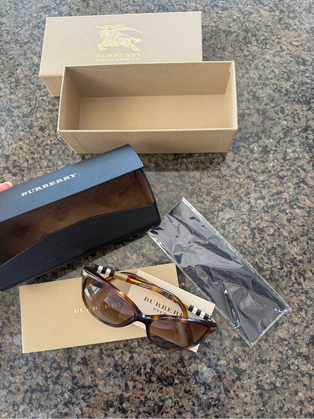 Burberry Sunglasses NEW with original case, lens cleaner, more - Picture 9 of 11